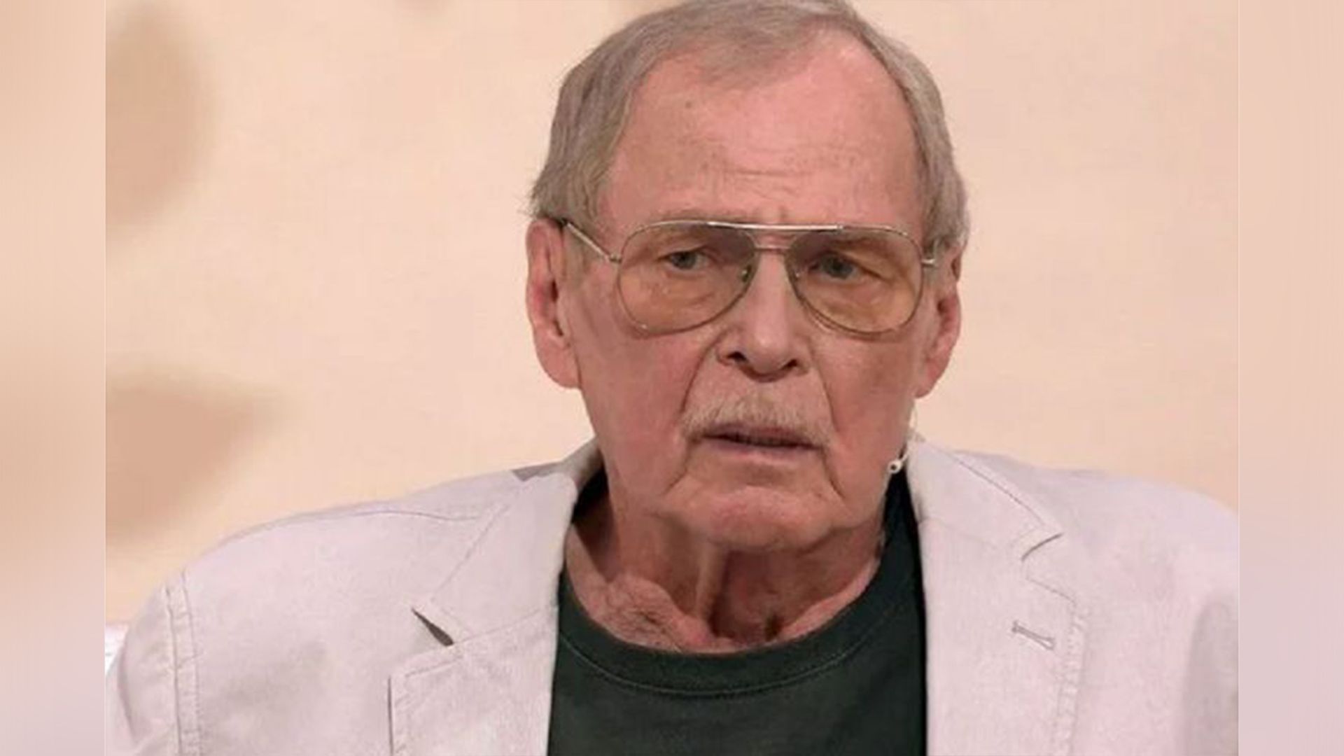 Владимир Гостюхин в светлом пиджаке в передаче "Судьба человека"