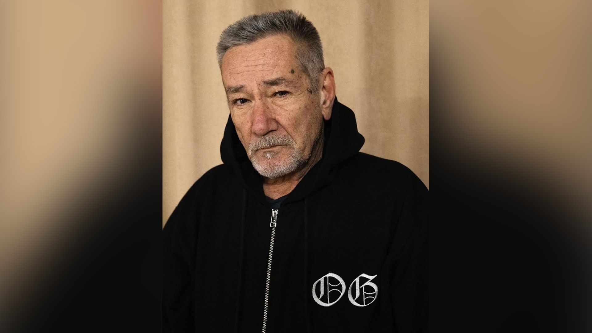 Седой актёр Алексей Горбунов в чёрной толстовке