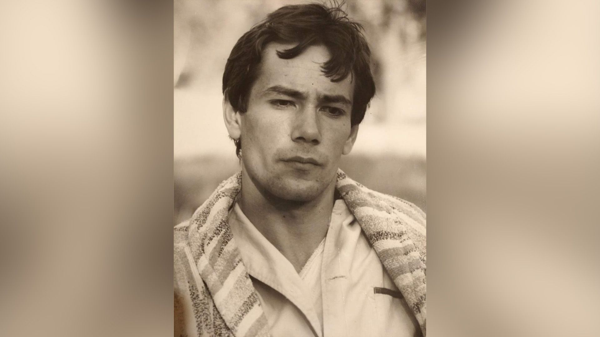 Молодой актёр Алексей Горбунов с задумчивым взглядом