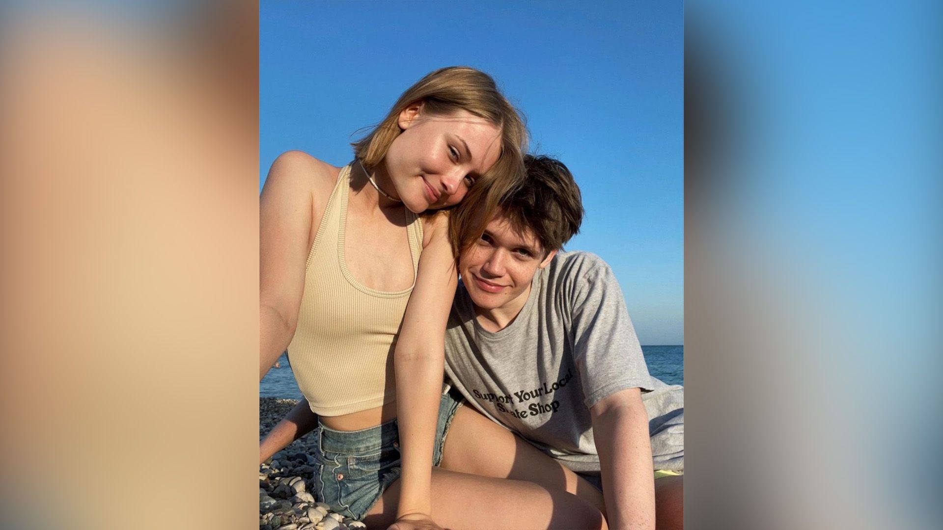 Актёры Олег Чугунов и Глафира Голубева на фоне моря
