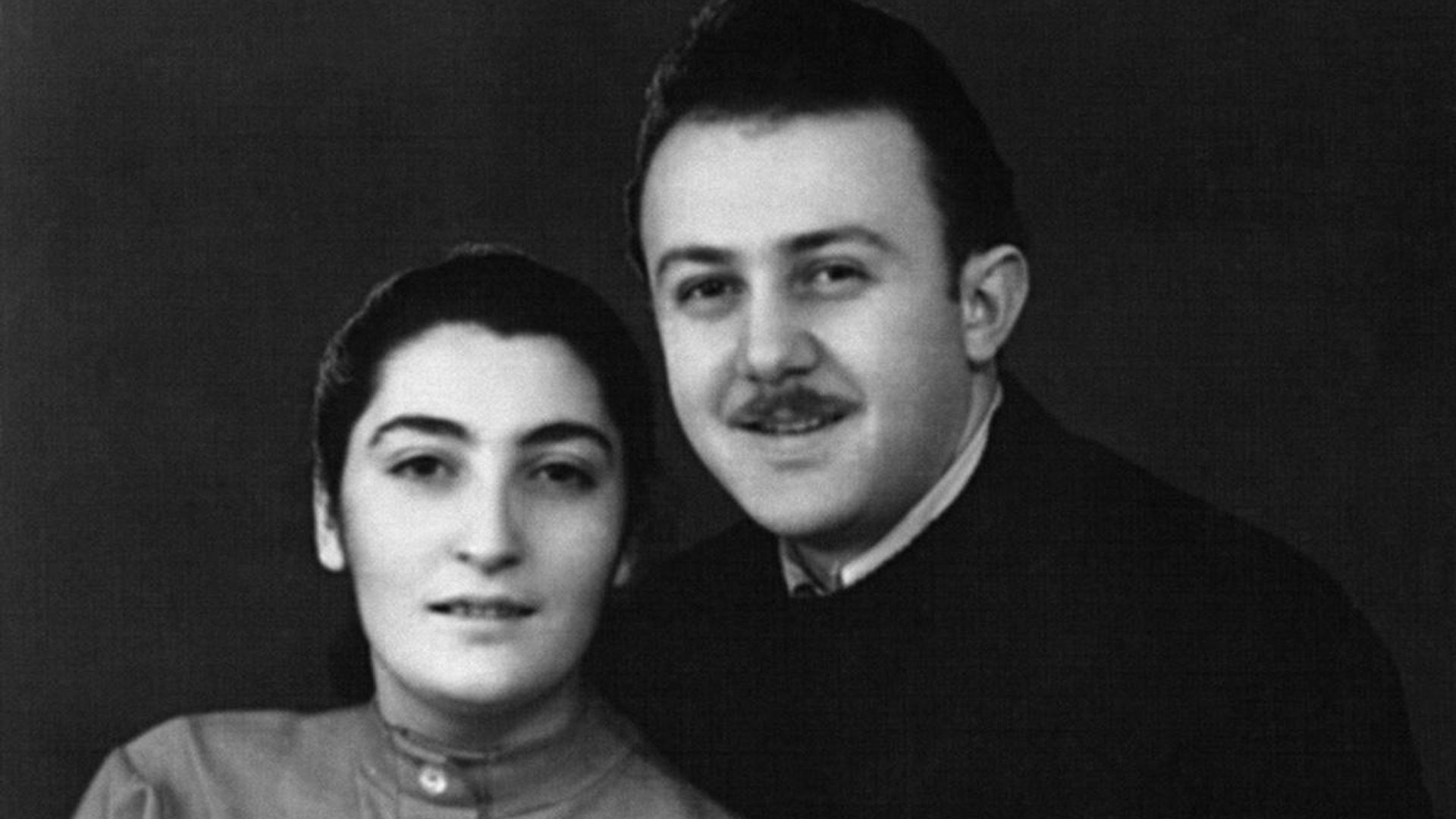 Чёрно-белое фото: Зураб Церетели и Инесса Андроникашвили, сидящие рядом, улыбаются в камеру