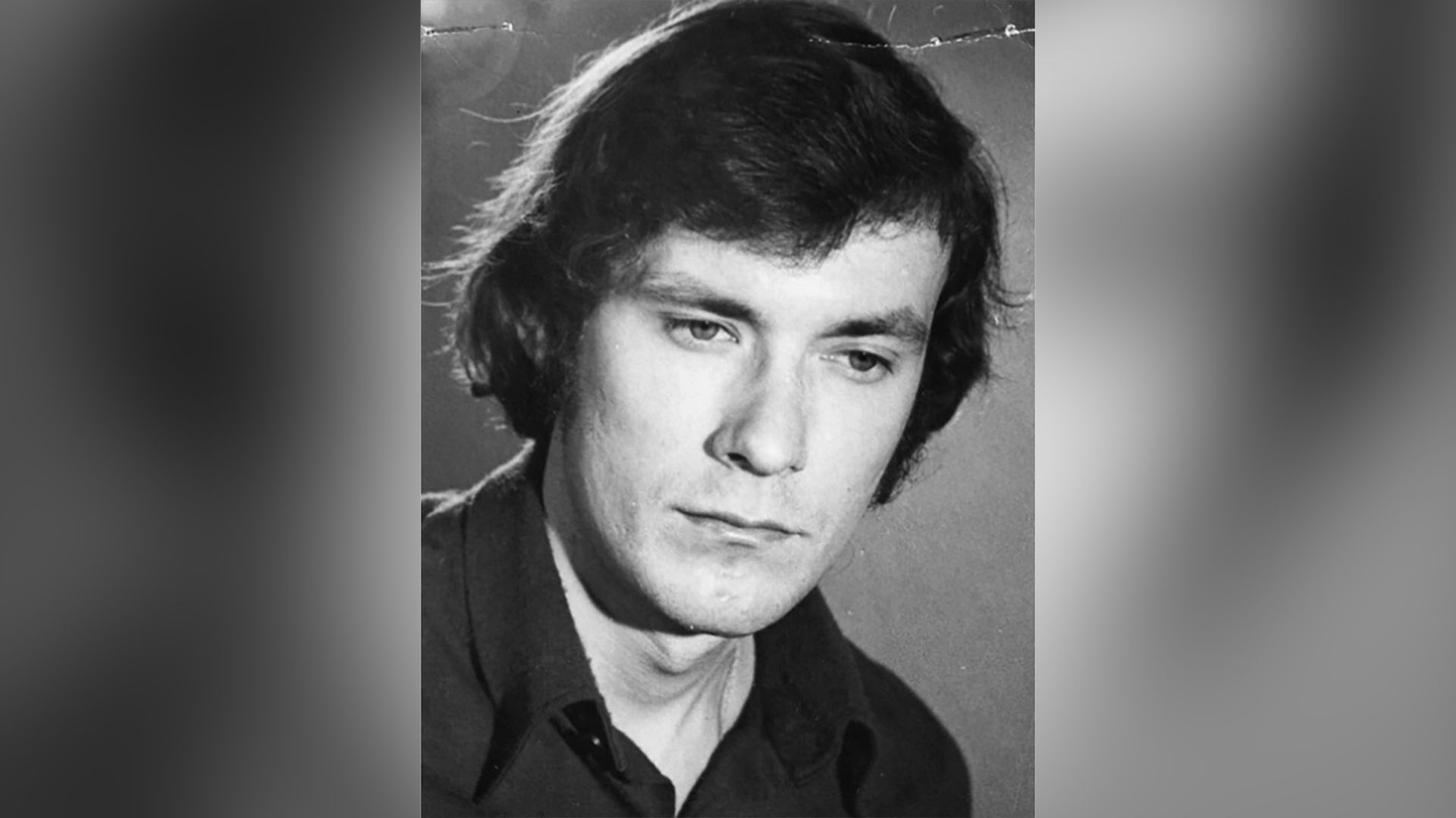 Молодой актёр Александр Самойлов с задумчивым взглядом