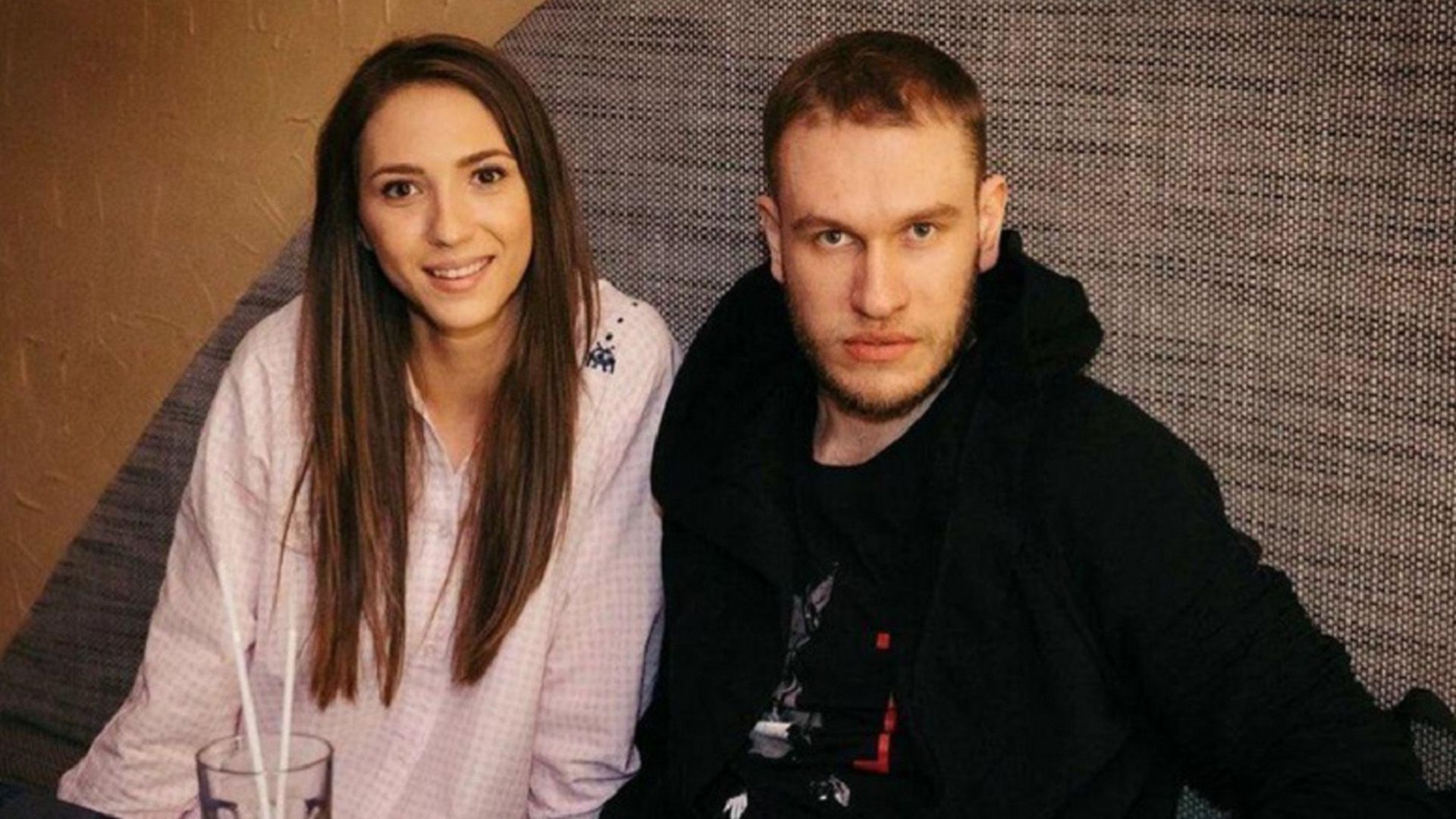 Игорь Джабраилов в черной толстовке и Надя Джабраилова в розовой рубашке