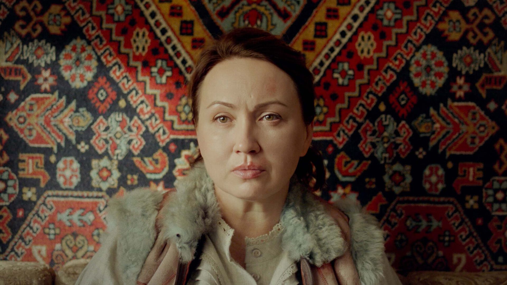 Актриса Наталья Щукина крупным планом на фоне ковра