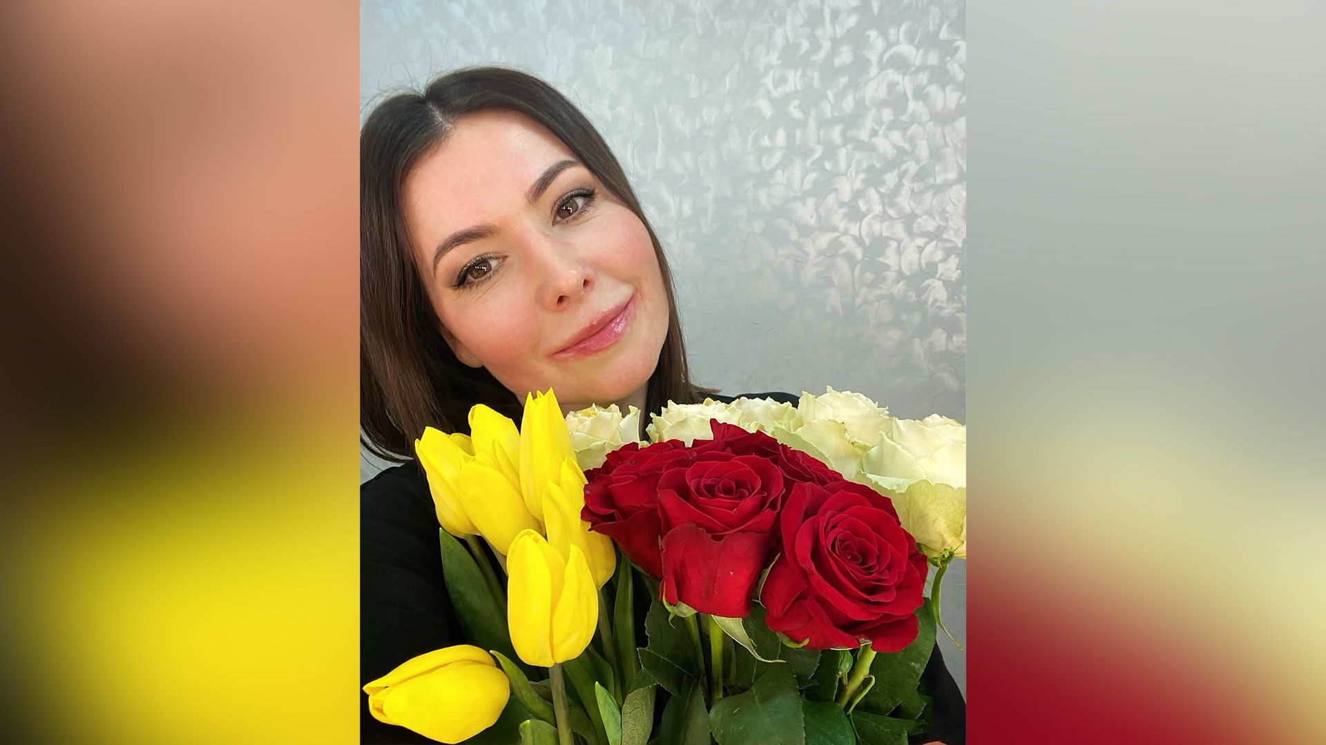 Ирина Ефремова с букетом из красных и белых роз и жёлтых ьюльпанов