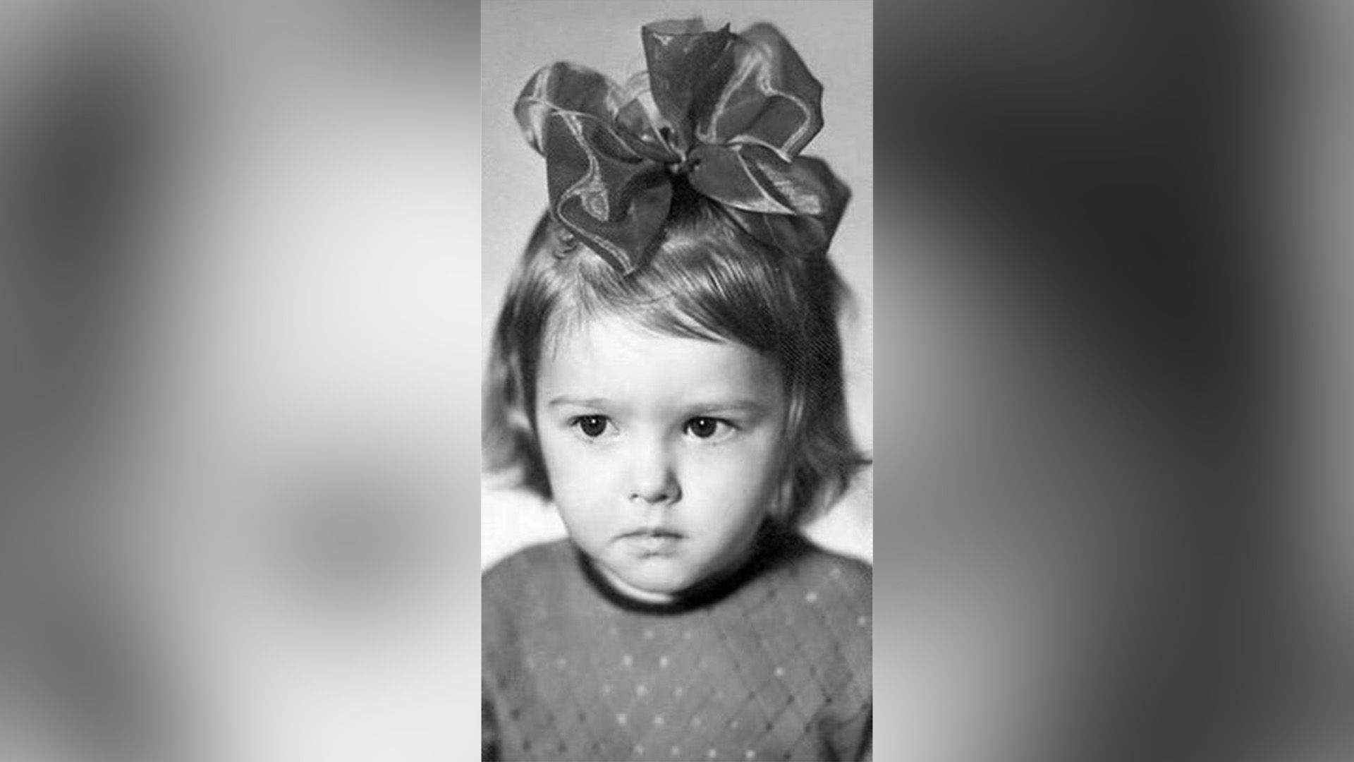 Актриса Ольга Понизова в детстве с большим бантом на голове