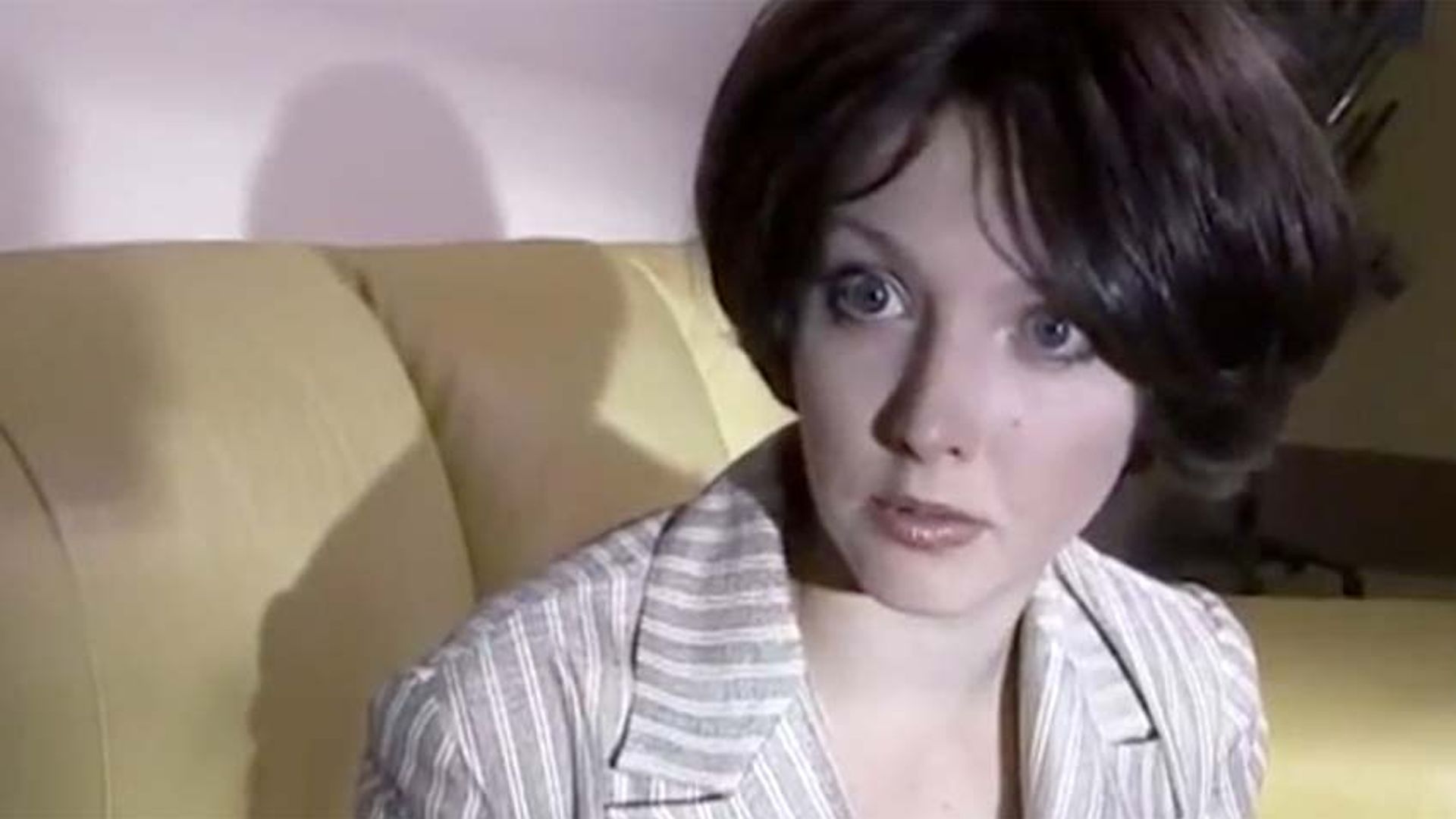 Ольга Понизова с удивлённым выражением лица на кадре из сериала "Авантюристка"