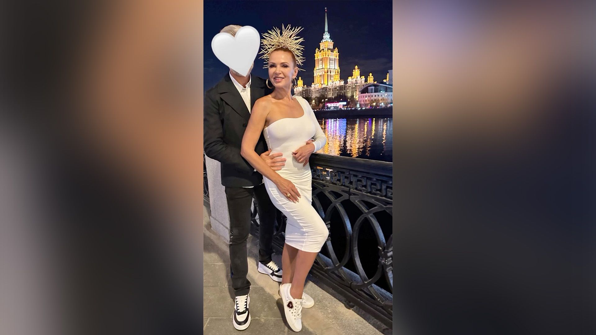 Ночная набережная, Эвелина Блёданс в белом платье с мужчиной, лицо которого закрыто белым сердечком