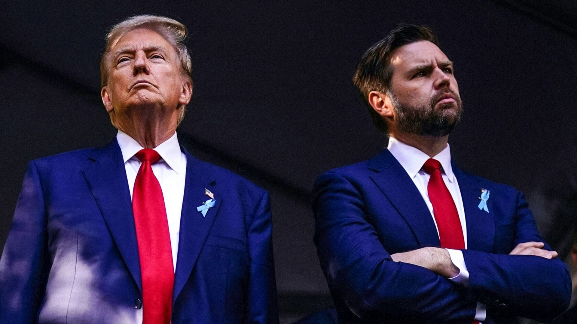Дональд Трамп и Джей Ди Вэнс в синих пиджаках с красными галстуками