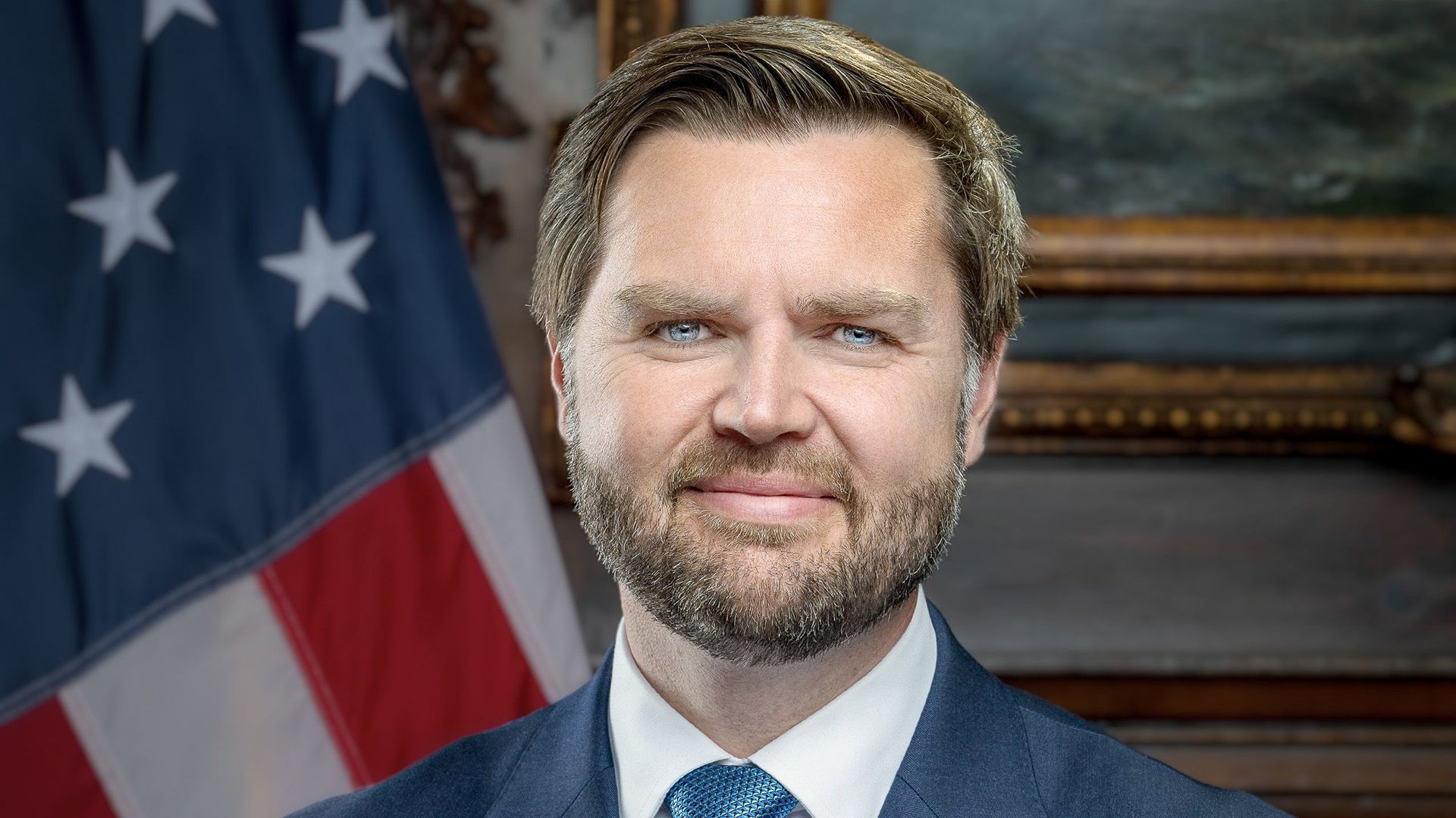 Джей Ди Вэнс крупным планом на фоне флага США