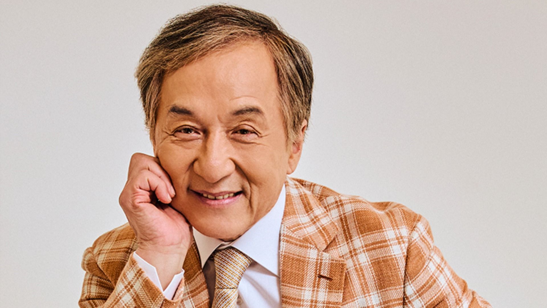 71-летний Джеки Чан молодо выглядит на кадрах из новой фотосессии