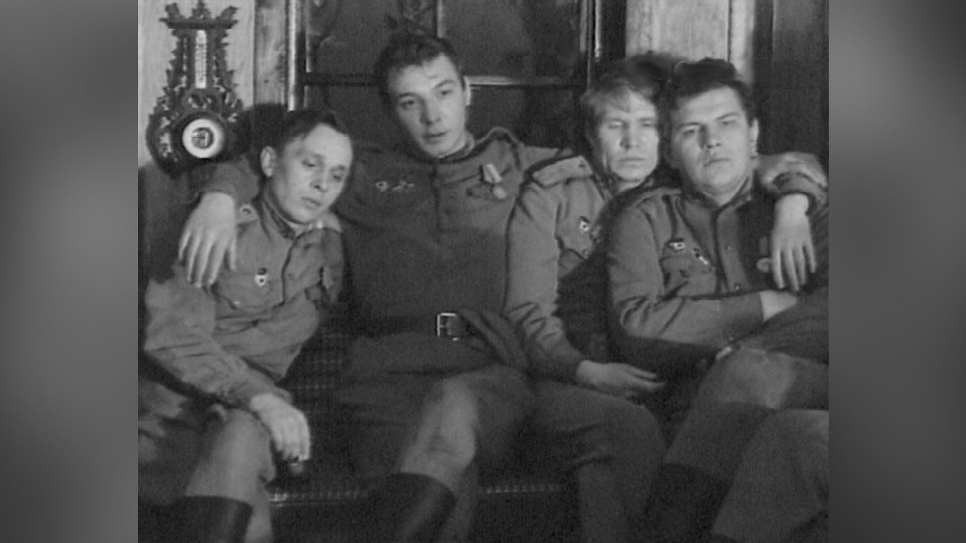Четверо советских солдат сидят на диване на кадре из фильма «Был месяц май»