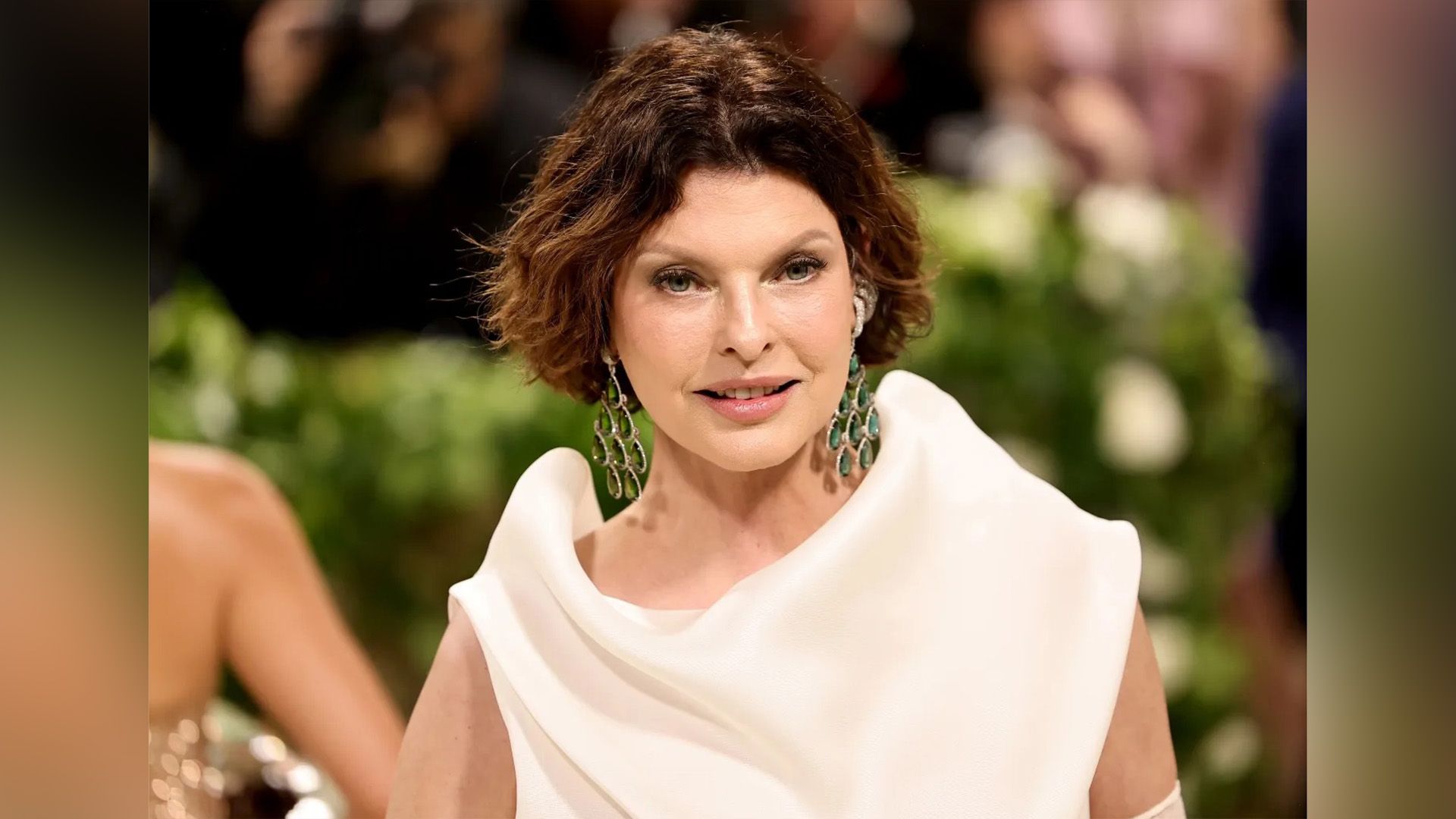 Линда Евангелиста в белом наряде на Met Gala 2024