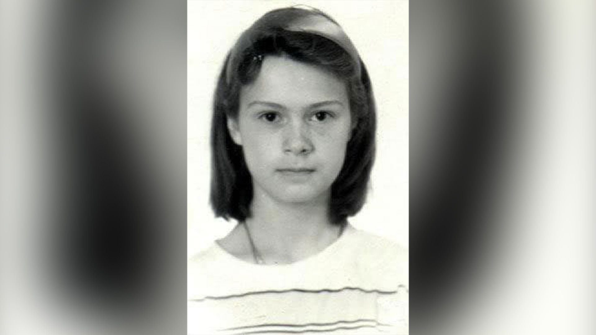 Актриса Алла Юганова в белой кофте и с ободком на голове