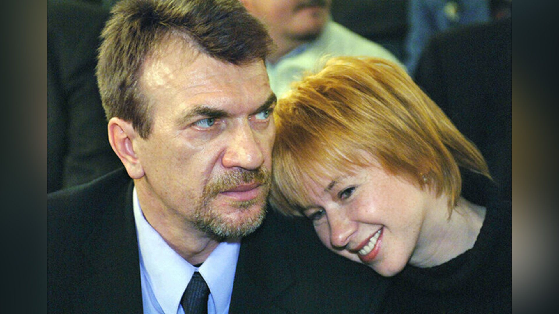 Смеющаяся Алла Клюка склонила голову на плечо Владимира Морозова