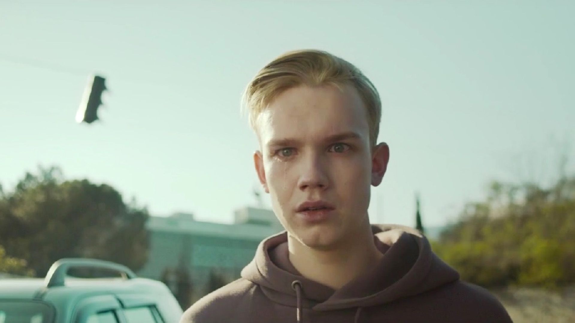 Плачущий Владислав Миллер с испуганным лицом на кадре из сериала "Ваша честь"