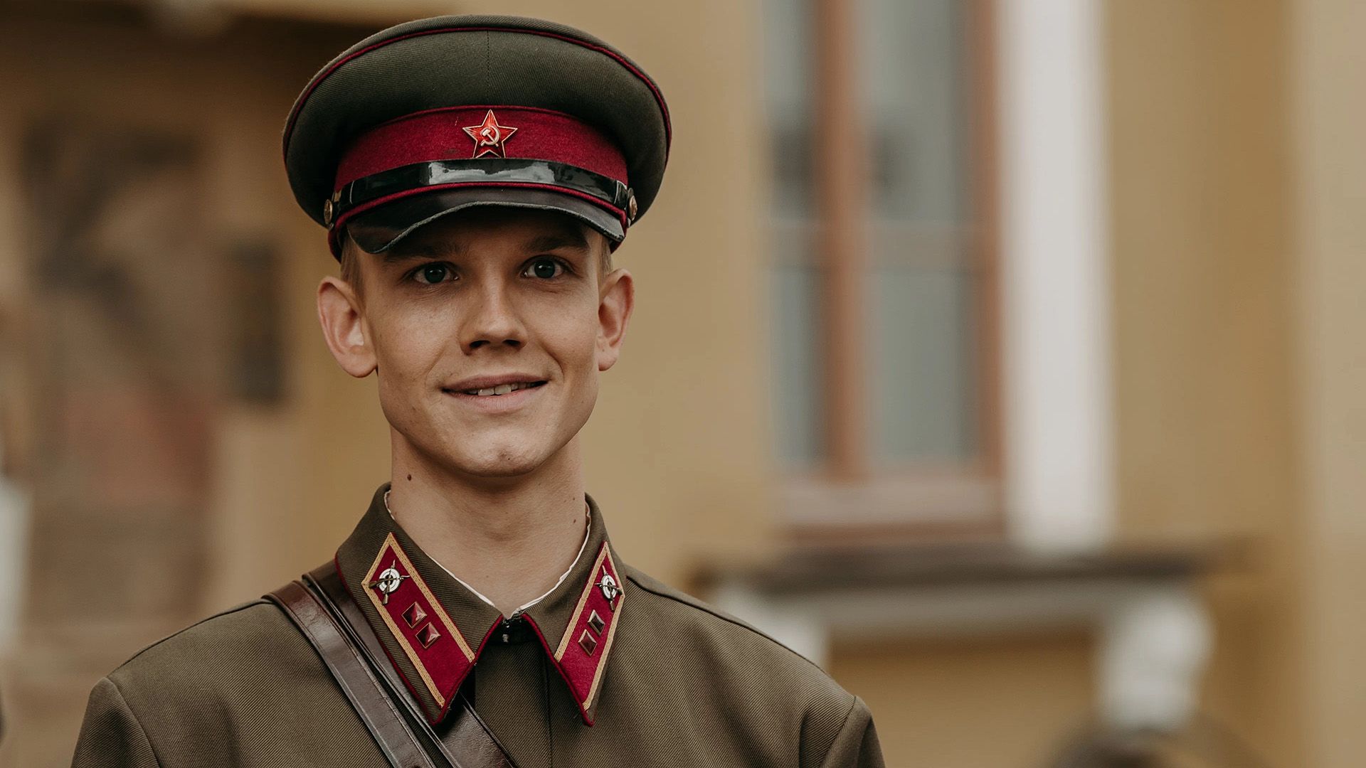 Улыбающийся Владислав Миллер в форме советского солдата