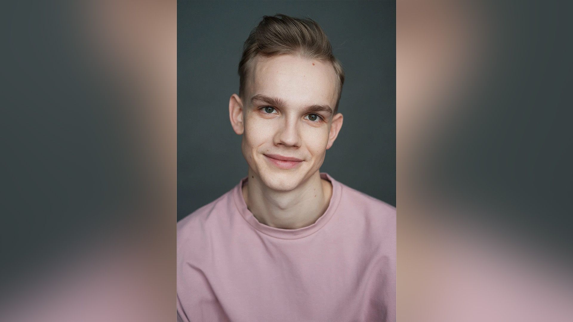 Владислав Миллер в розовой футболке на сером фоне