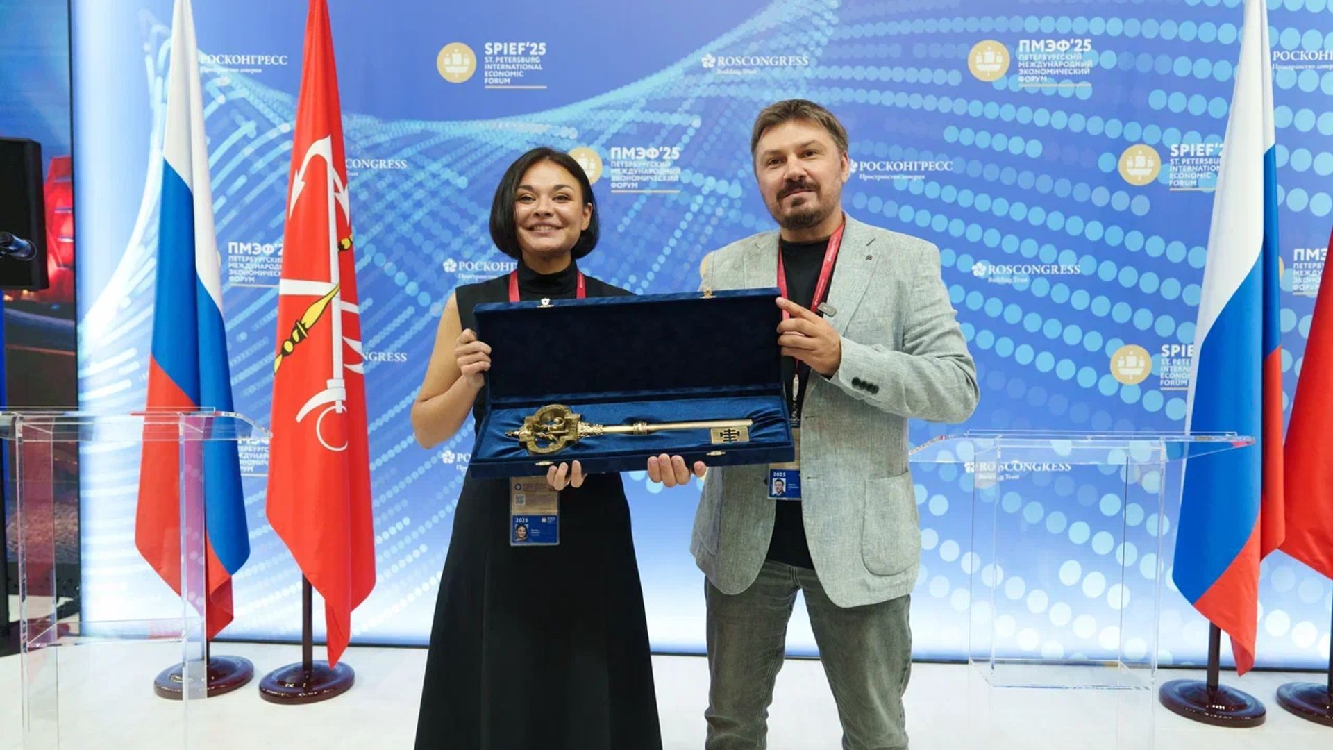 Ксения Шойгу передает ключи от форта Максиму Рыбакову из СТС Медиа
