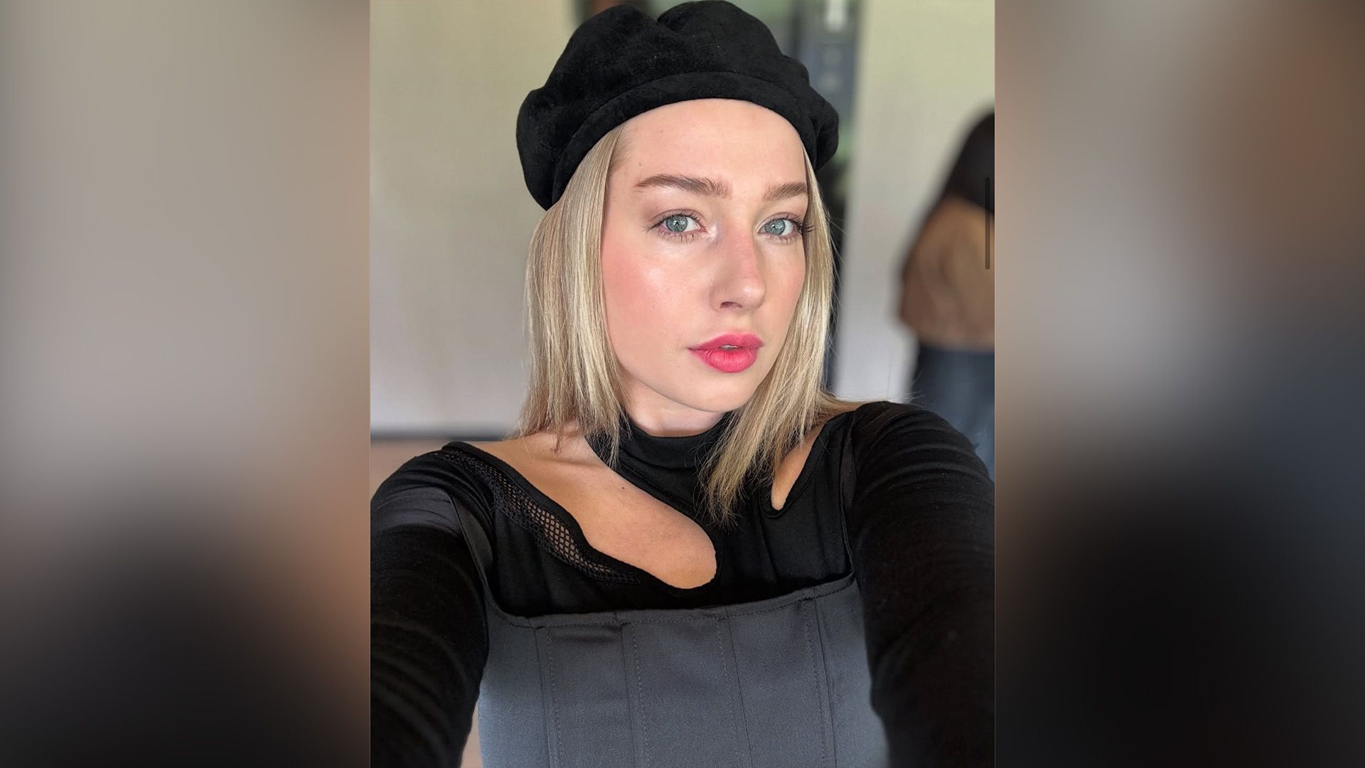 Екатерина Вяликова в чёрном берете делает селфи