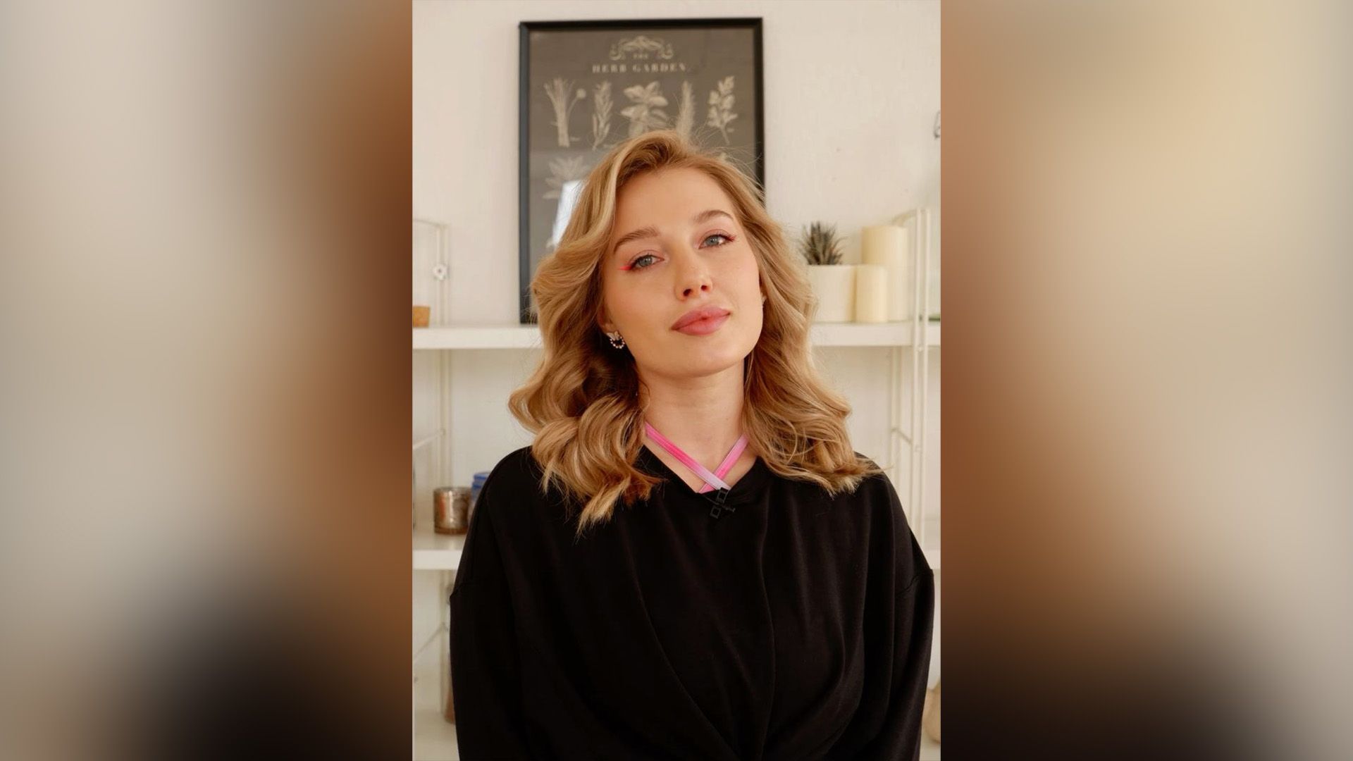 Екатерина Вяликова в чёрной кофте на светлом фоне