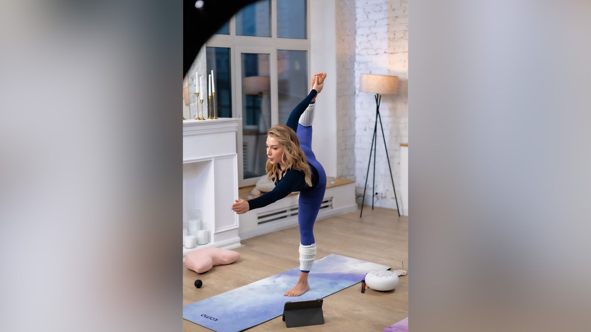 Екатерина Вяликова в спортивном костюме стоит в асане йоги