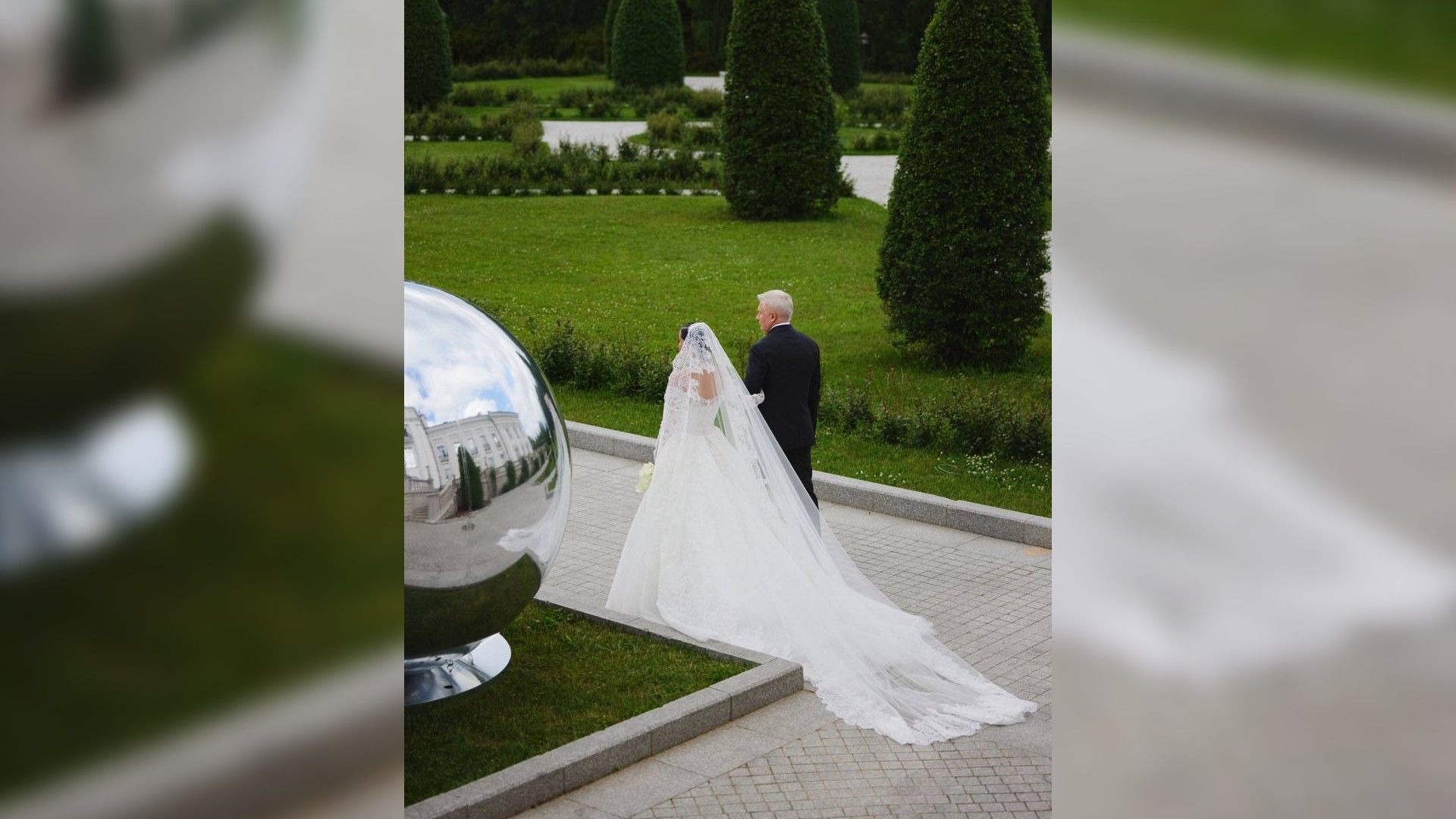 Ксения Бородина и Вячеслав Маслов стоят спиной к фотографу, Ксения в свадебном платье