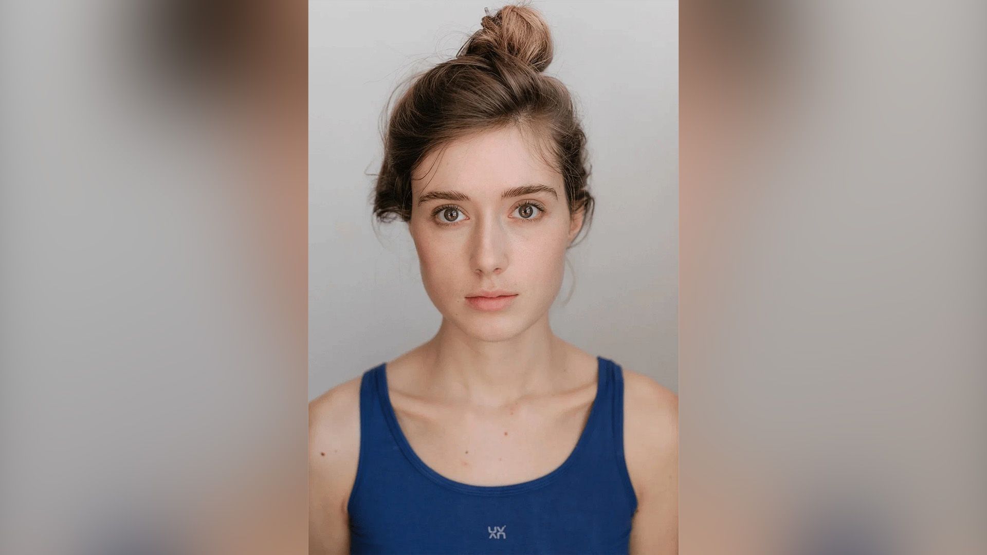Актриса Алёна Долголенко в синей майке