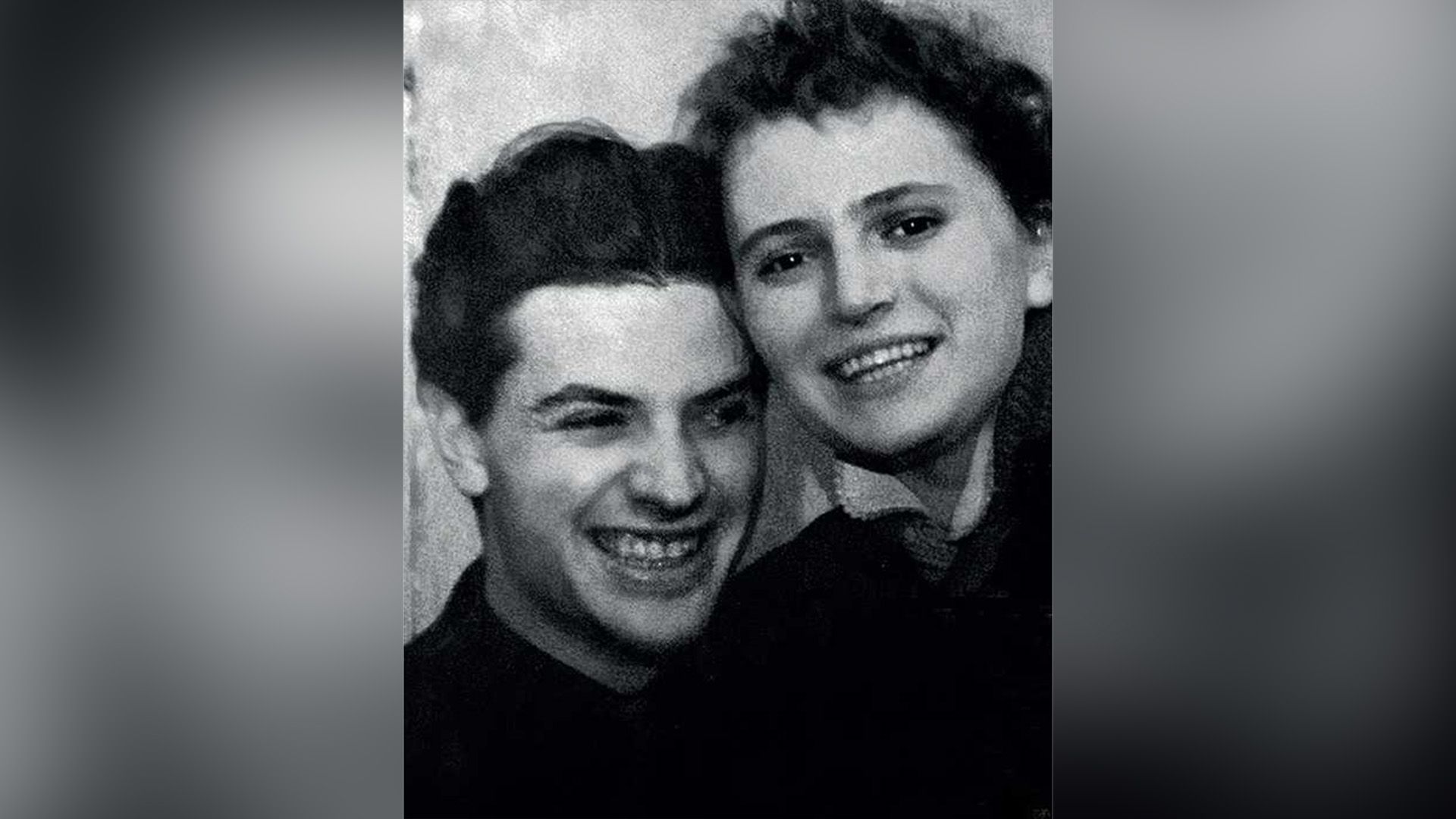 Молодые смеющиеся Наталья Белоусова и Александр Ширвиндт