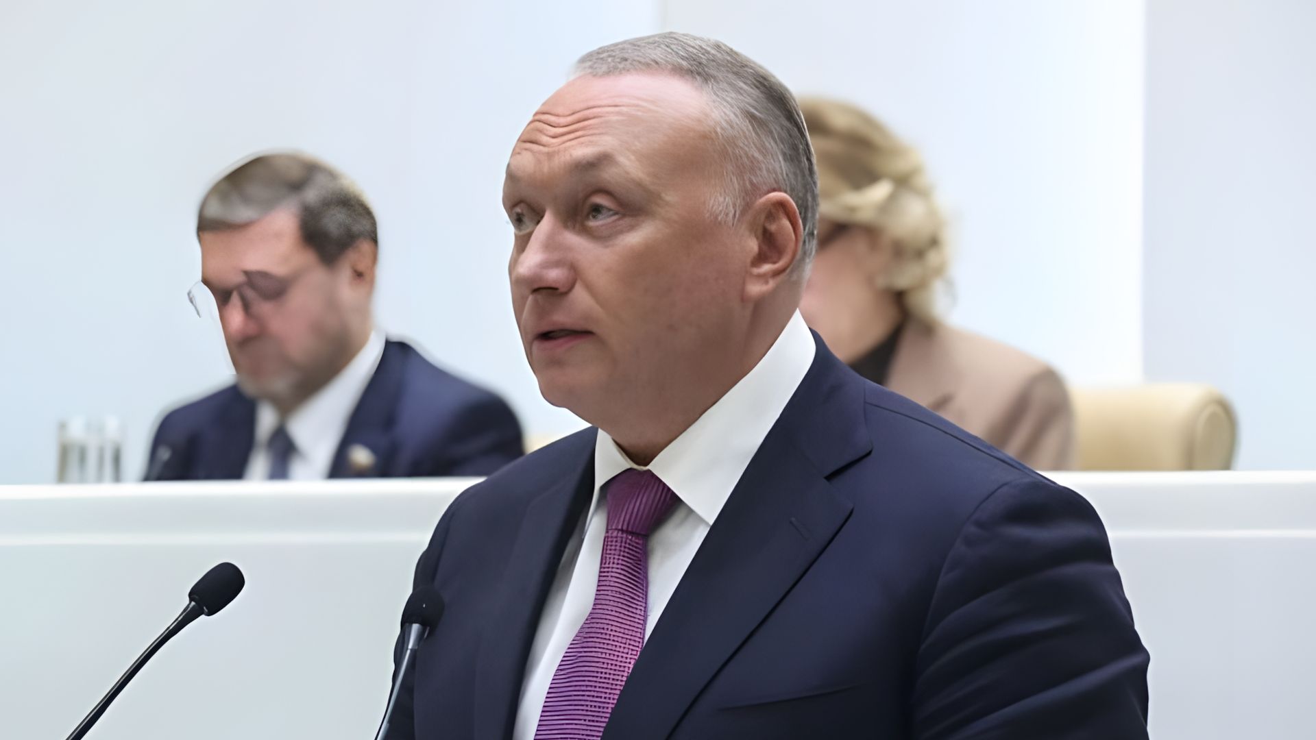 Сенатор Дмитрий Владимирович Савельев выступает с трибуны