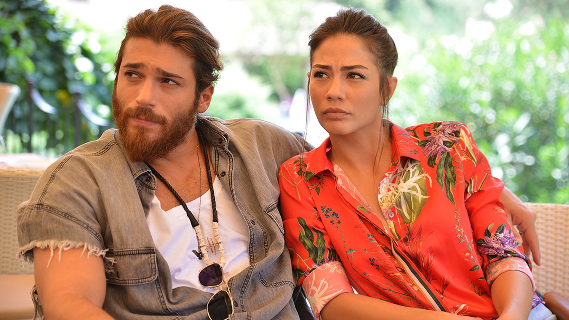 Джан Яман и Демет Оздемир в сериале "Ранняя пташка"
