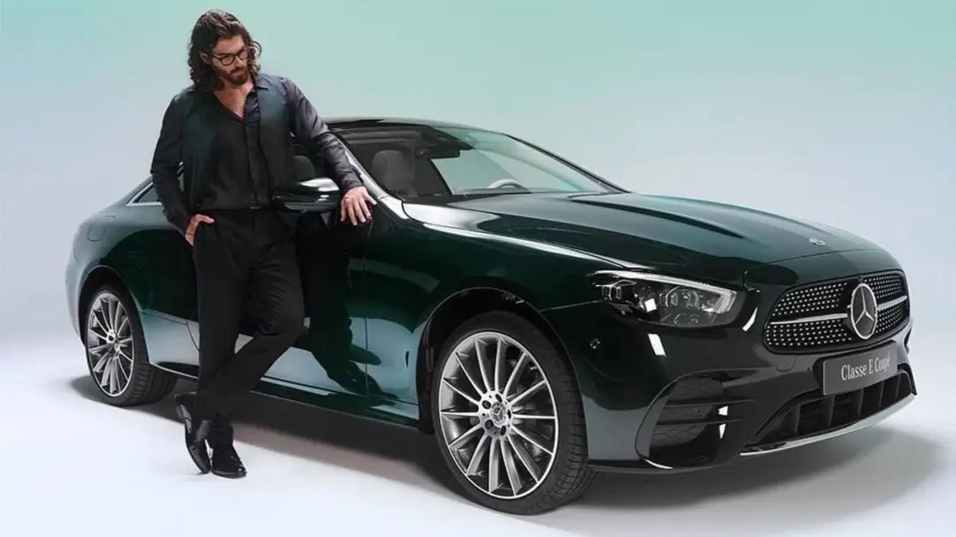 Джан Яман стоит возле автомобиля Mersedes-Benz