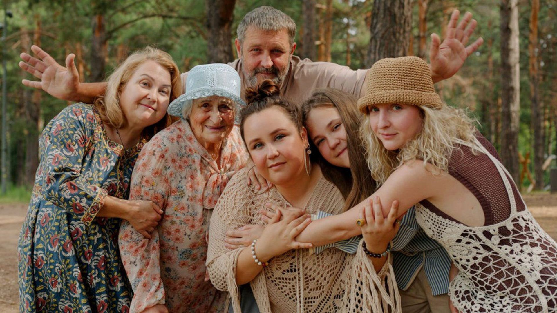Альбина Кабалина обнимается с членами своей семьи