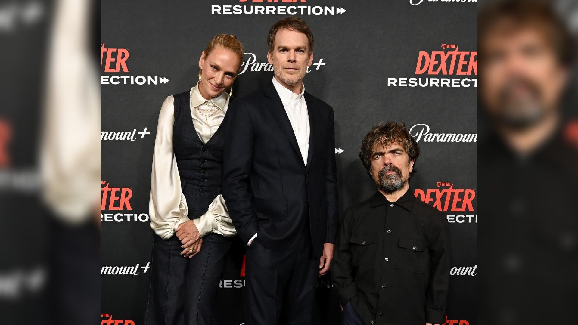 Ума Турман, Майкл Холл и Питер Динклейдж позируют на премьере сериала "Dexter: Resurrection" на фоне баннера Paramount+