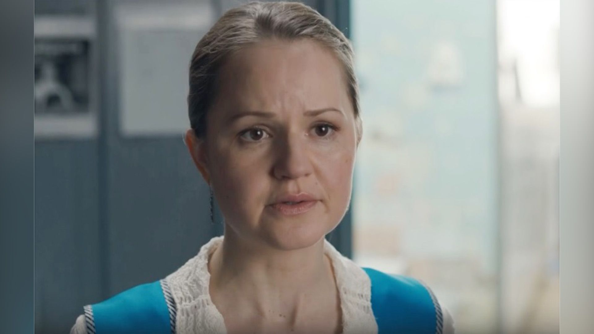 Нахмуренная Екатерина Травова в голубом фартуке