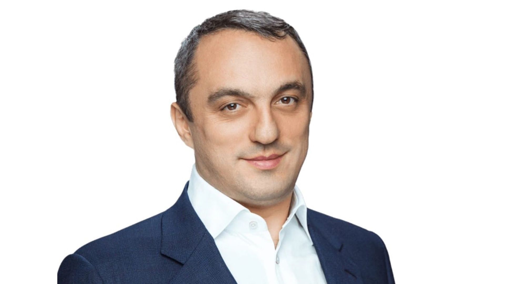 Ваган Арутюнян крупным планом на белом фоне