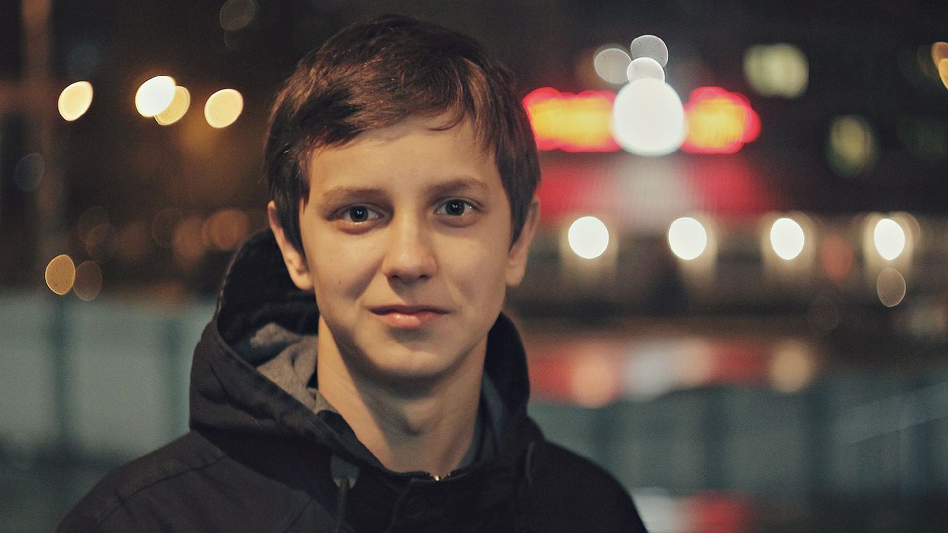Юный Андрей Айрапетов на фоне ночного города