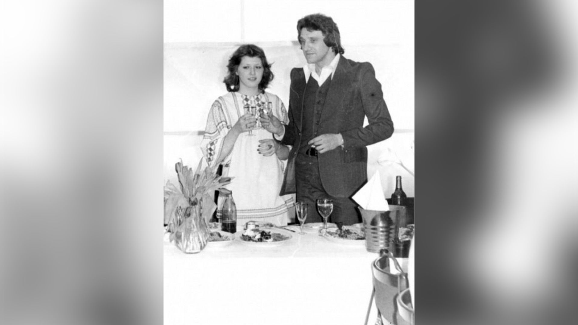Анатолий Алёшин и его первая жена Лариса стоят у стола, держа в руках бокалы