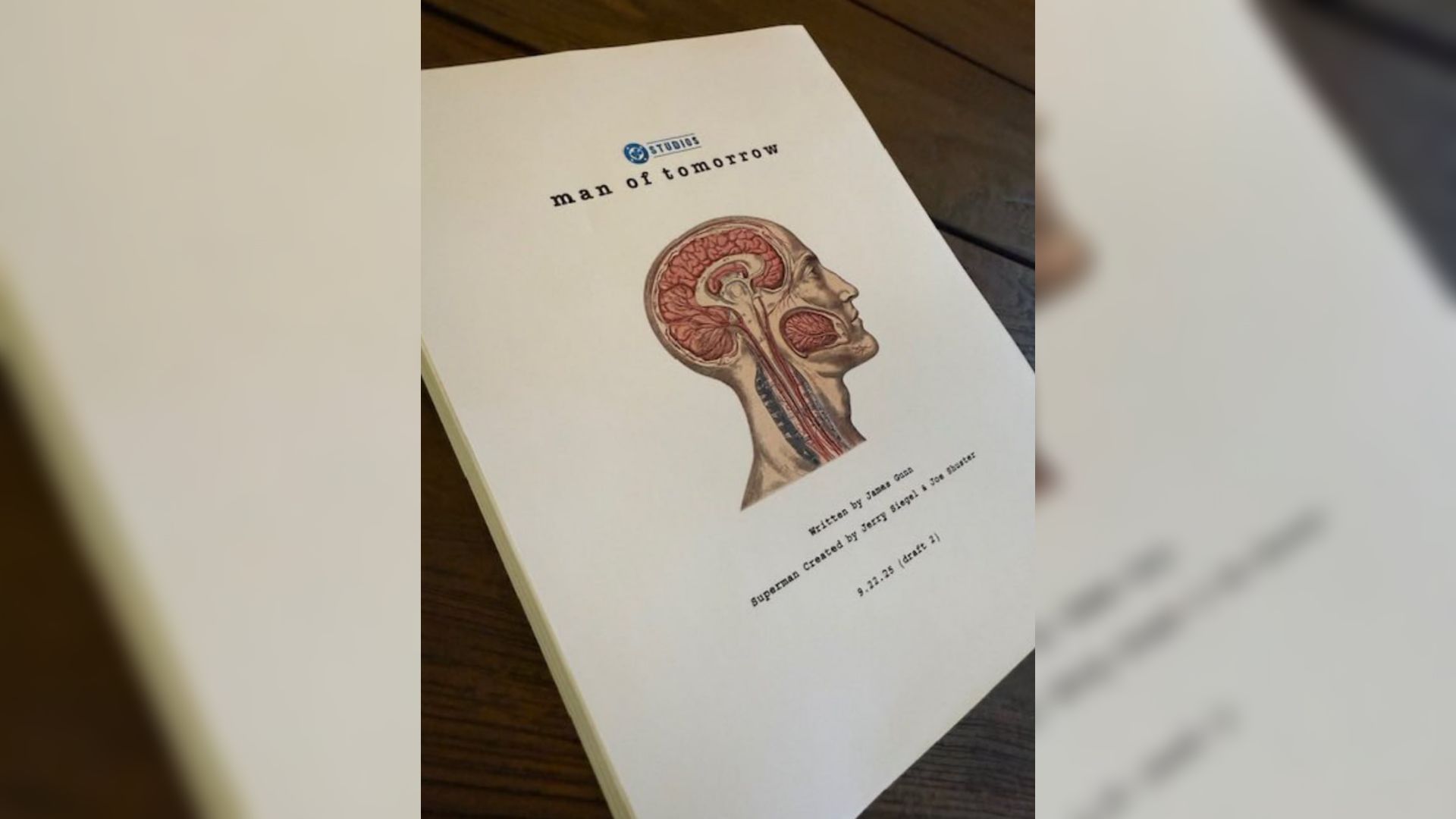 Стопка листов, на титульном листе нарисована анатомическая голова в разрезе
