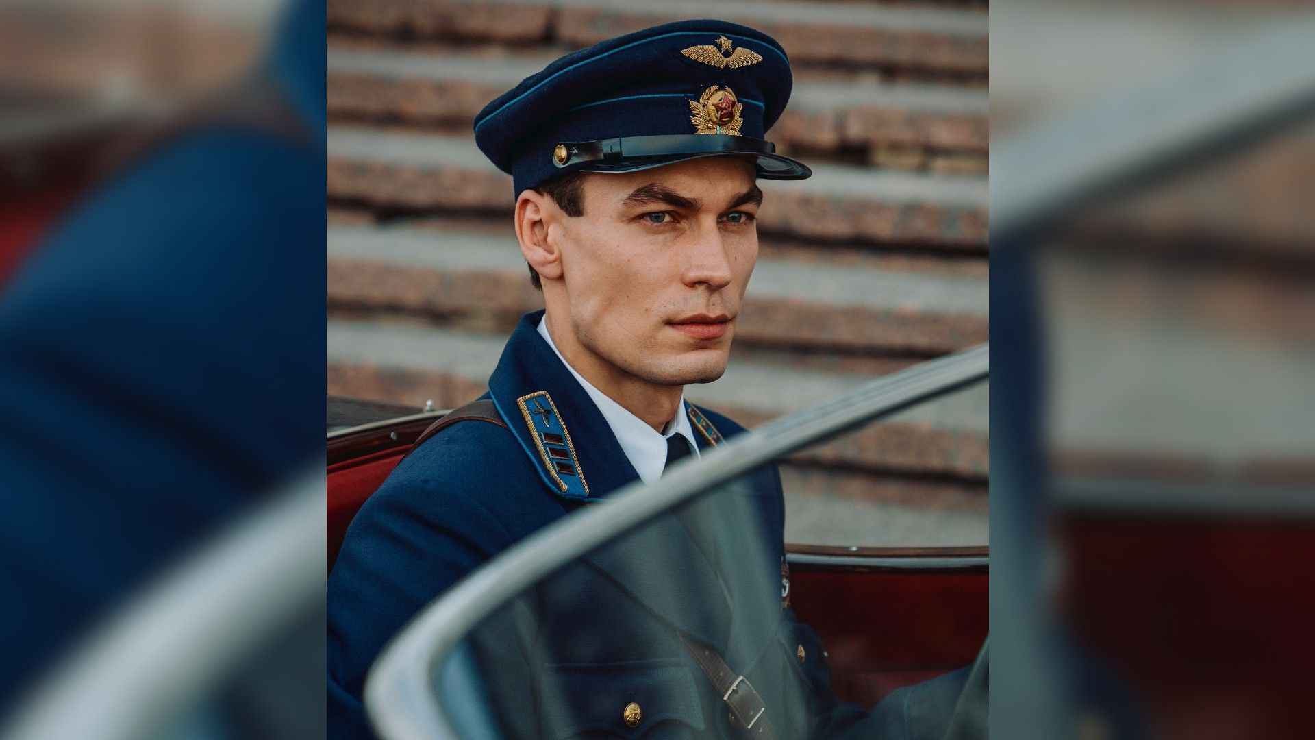 Кирилл Кузнецов в форме лётчика синего цвета, портрет в профиль