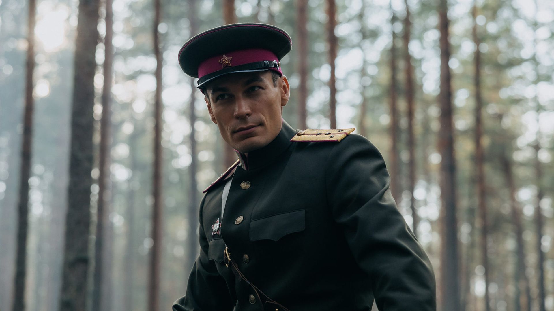 Кирилл Кузнецов в советской офицерской форме эпохи второй мировой, ракурс снизу