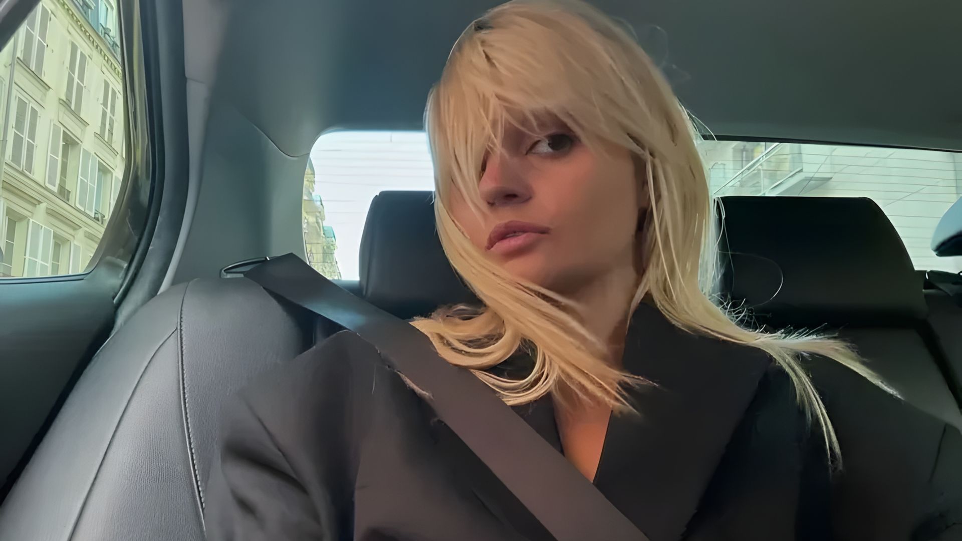 Блондинка с каре на пассажирском сиденье автомобиля