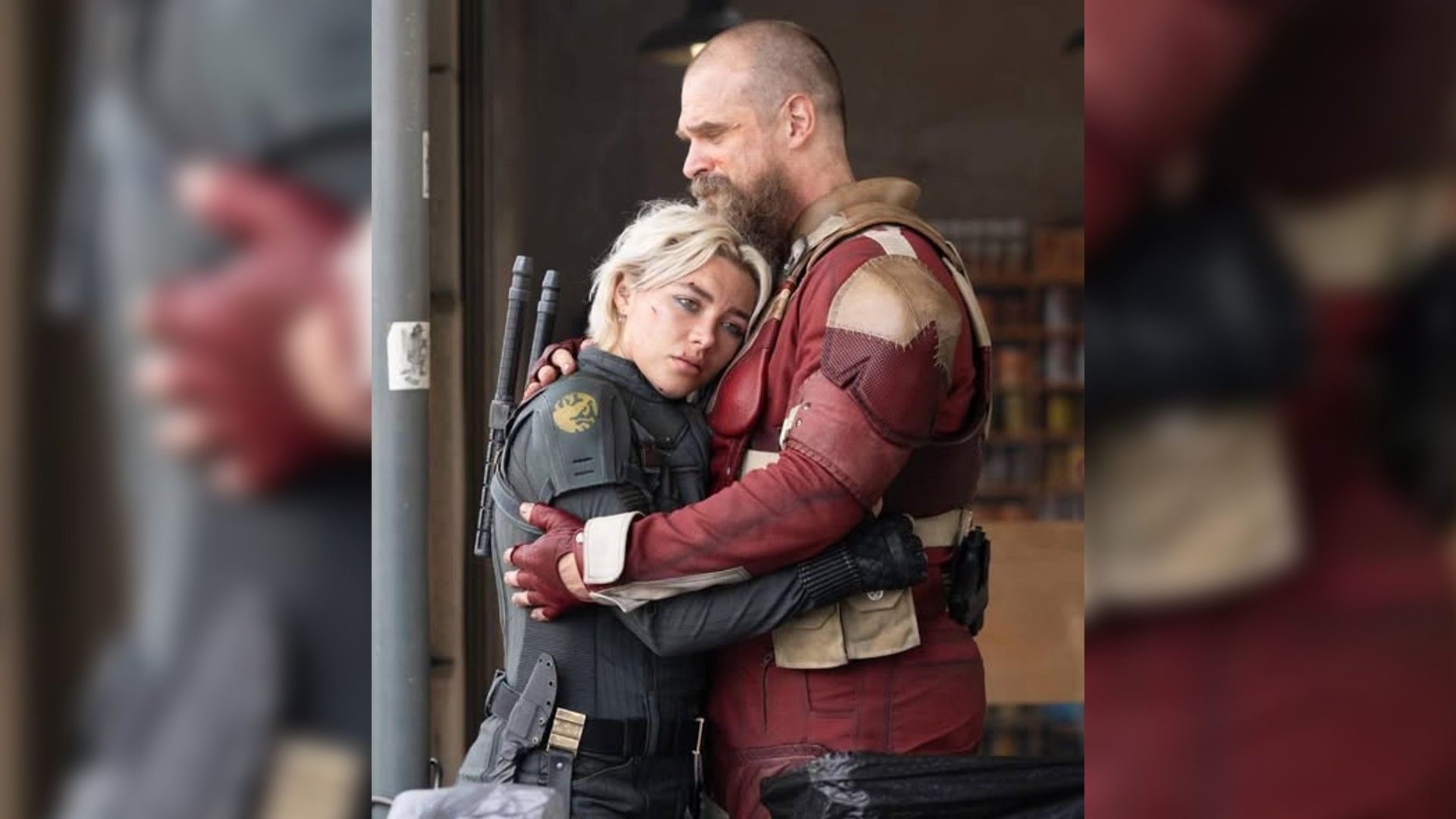 Дэвид Харбор и Флоренс Пью в супергеройских костюмах обнимаются, вид в профиль