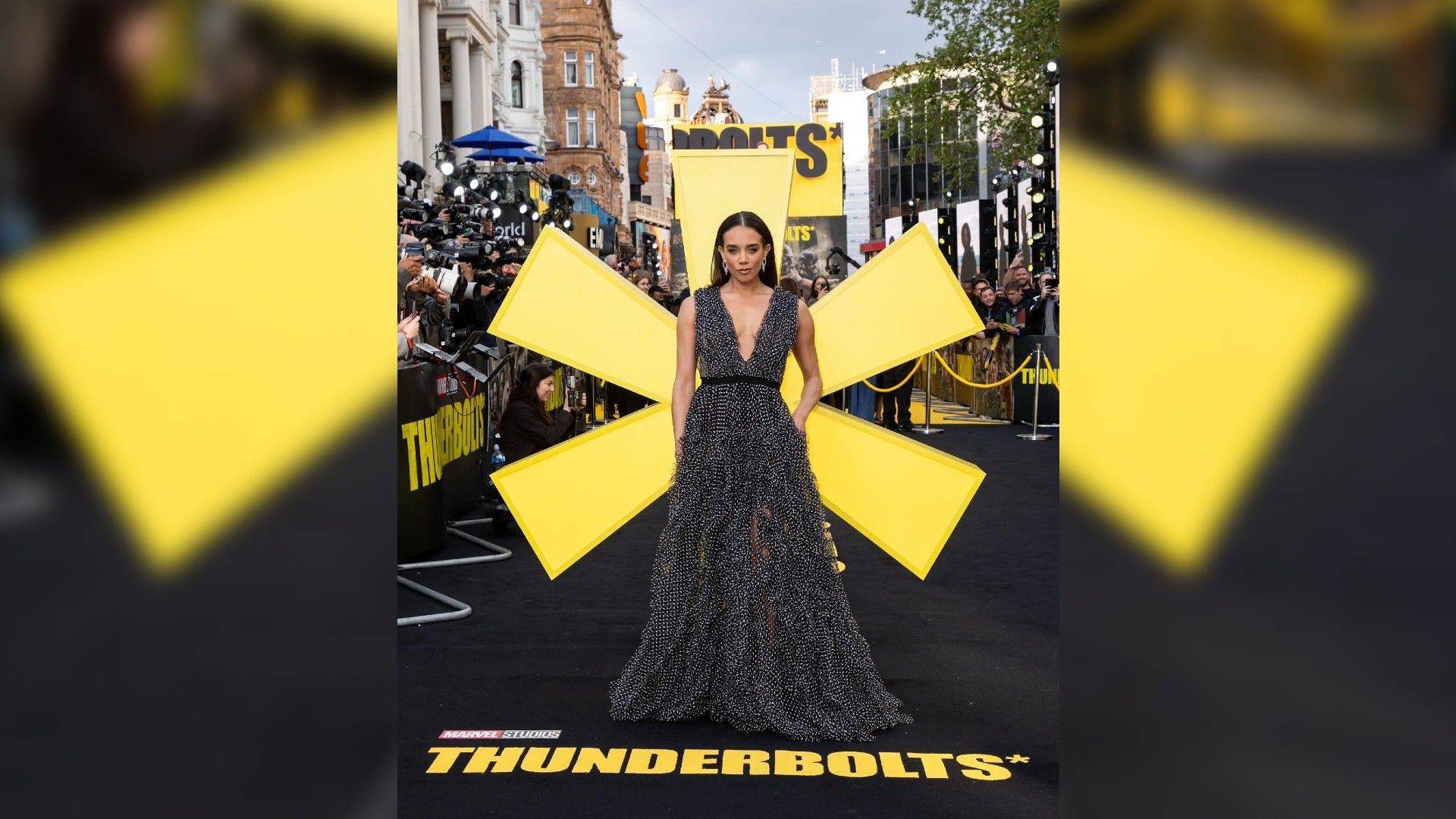 Ханна Джон-Кэймен в длинном платье на фоне огромной жёлтой звёздочки