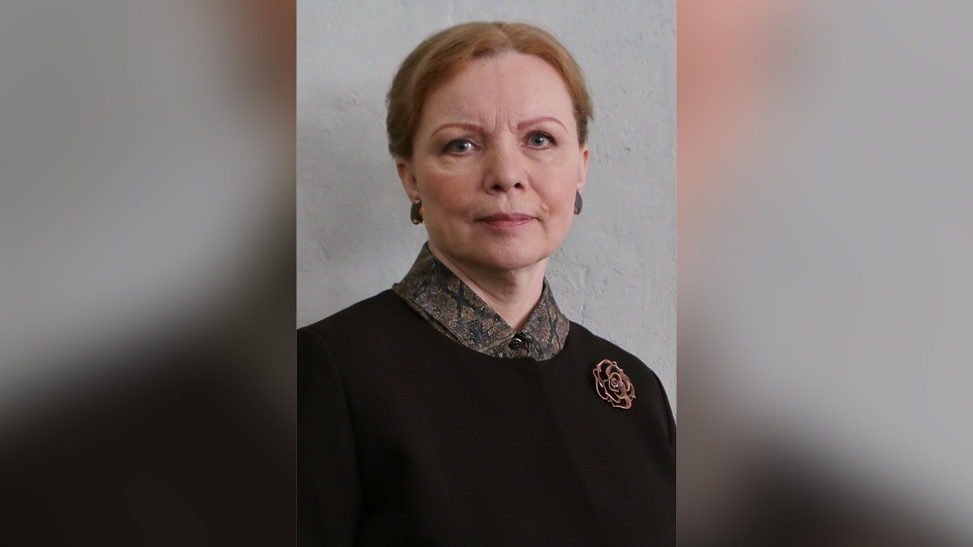 Актриса Валентина Теличкина в коричневой блузке с брошью в виде розы
