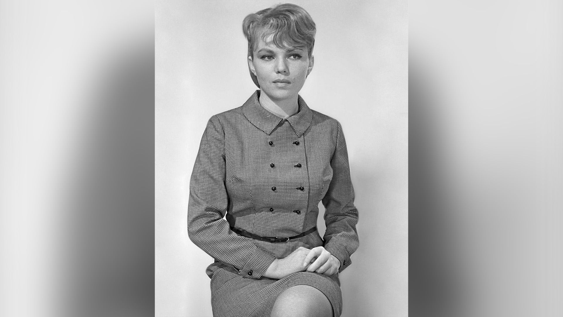 Юная Валентина Теличкина в клетчатом платье