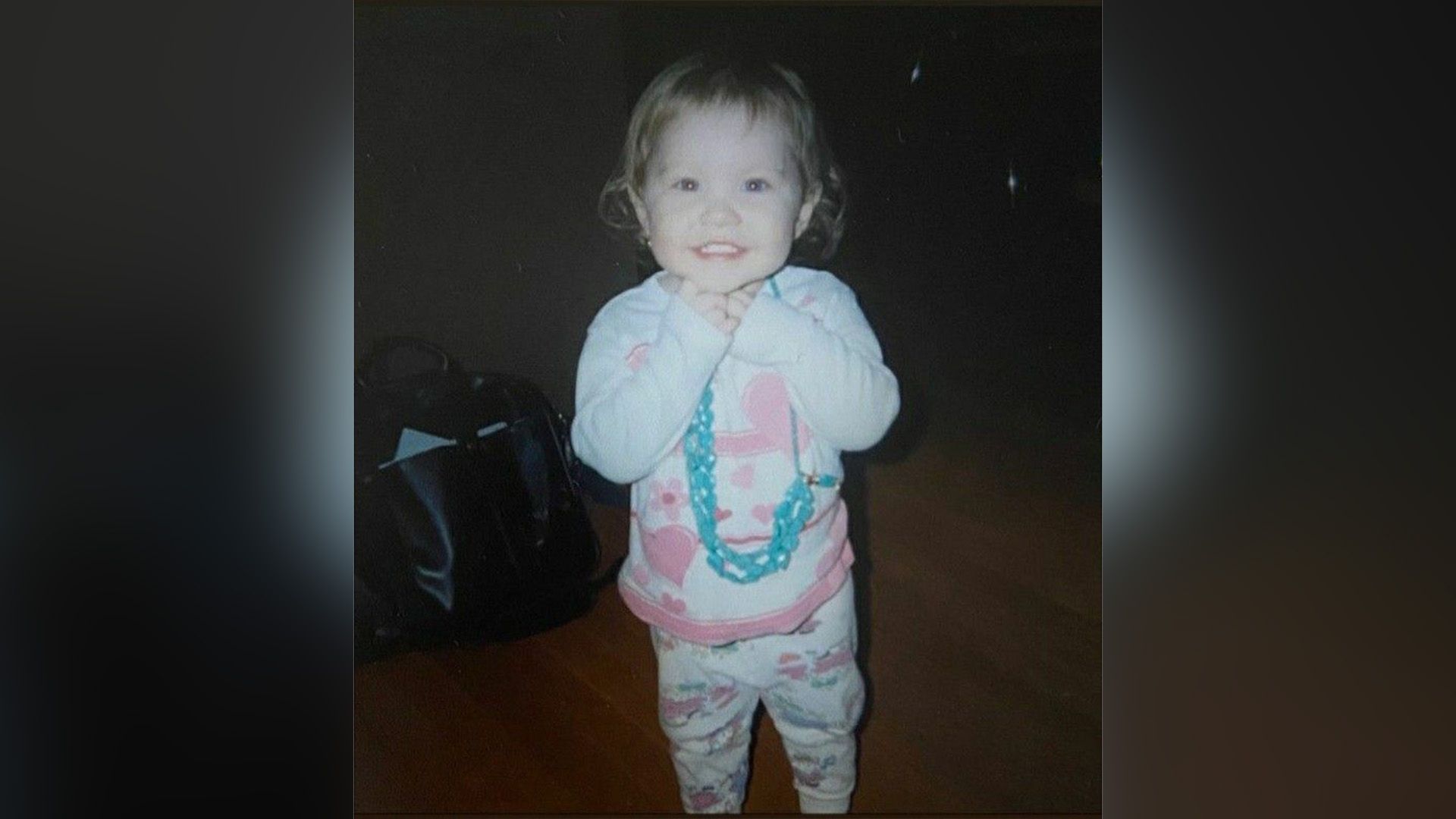 Элла Андерсон в детстве в бело-розовой пижаме