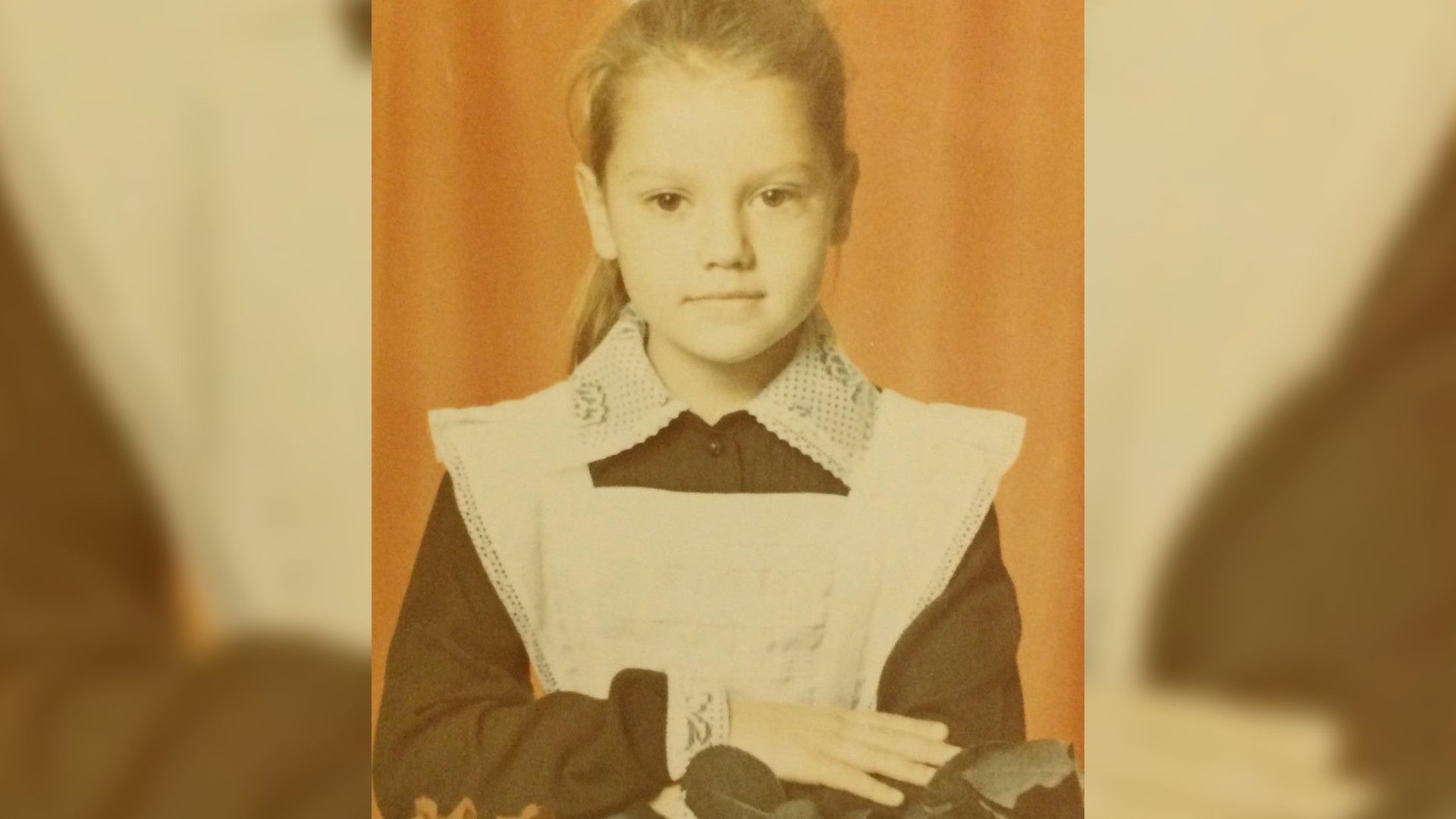 Маленькая Светлана Смирнова-Кацагаджиева в советской школьной форме, желтый фон