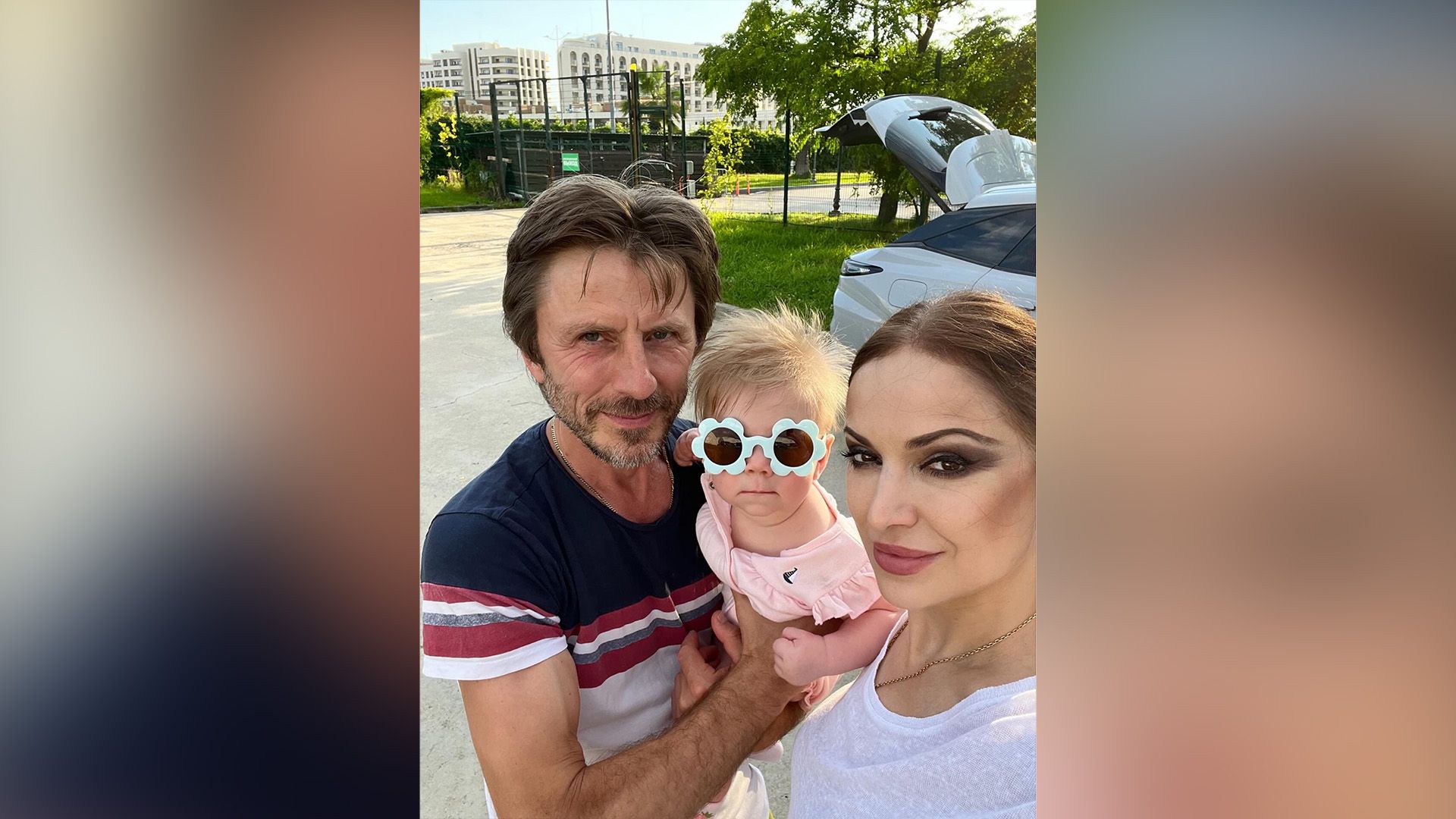 Повилас Ванагас и Маргарита Дробязко держат на руках дочь и делают селфи