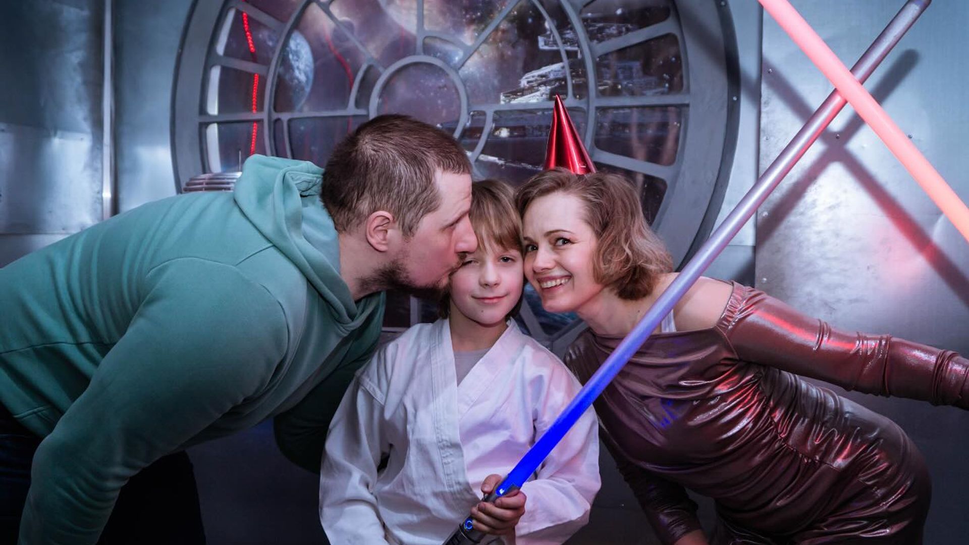 Анна Миклош, её муж и сын позируют вместе для семейного селфи